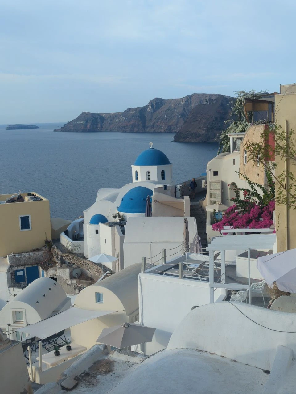 Cúpulas azules y edificios blancos sobre el mar en Oia