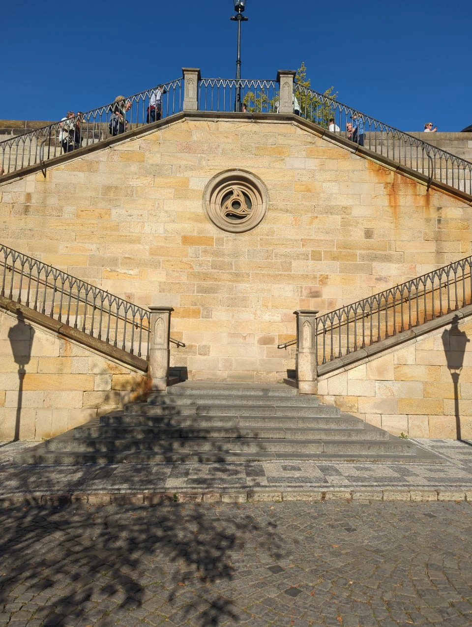 Escaliers de pierre symétriques près de Kampa à Prague