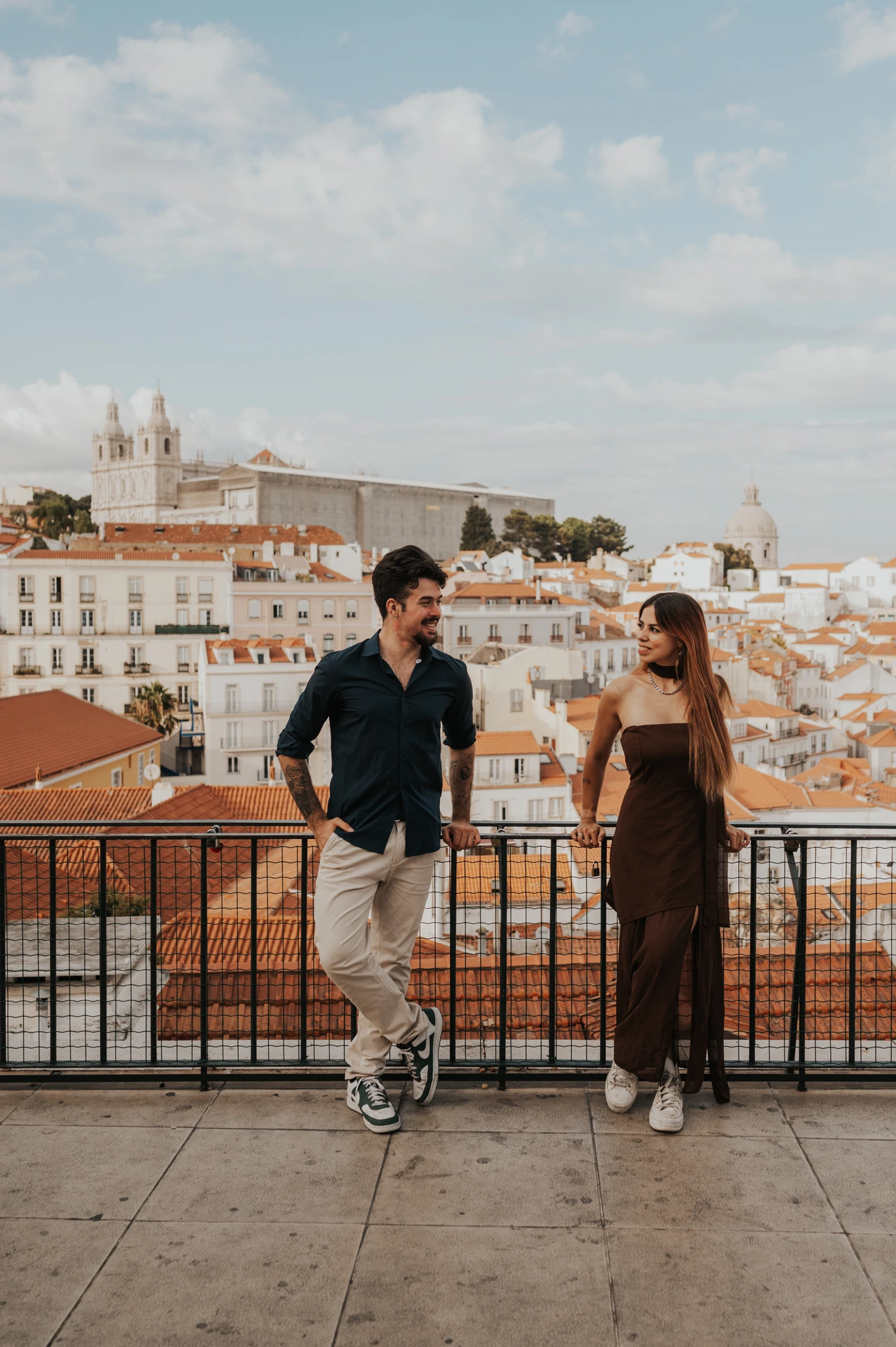 Pareja sentada en un mirador de Alfama en Lisboa