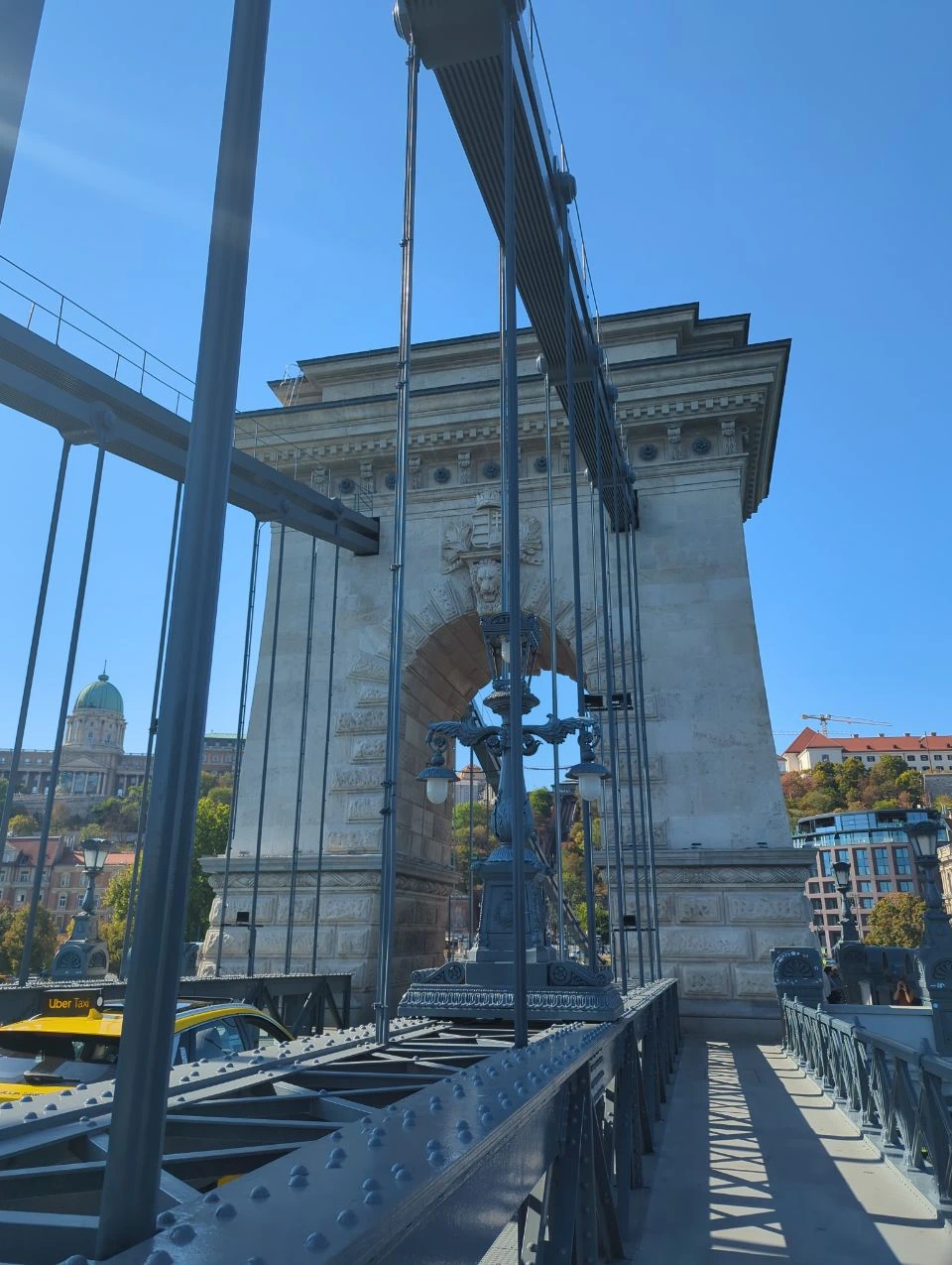 Paso peatonal y cadenas junto a una torre del Puente de las Cadenas
