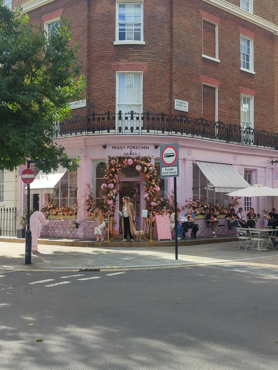 Elizabeth Street Photo Spots: Flowers, Cake and a Little Belgravia Colour