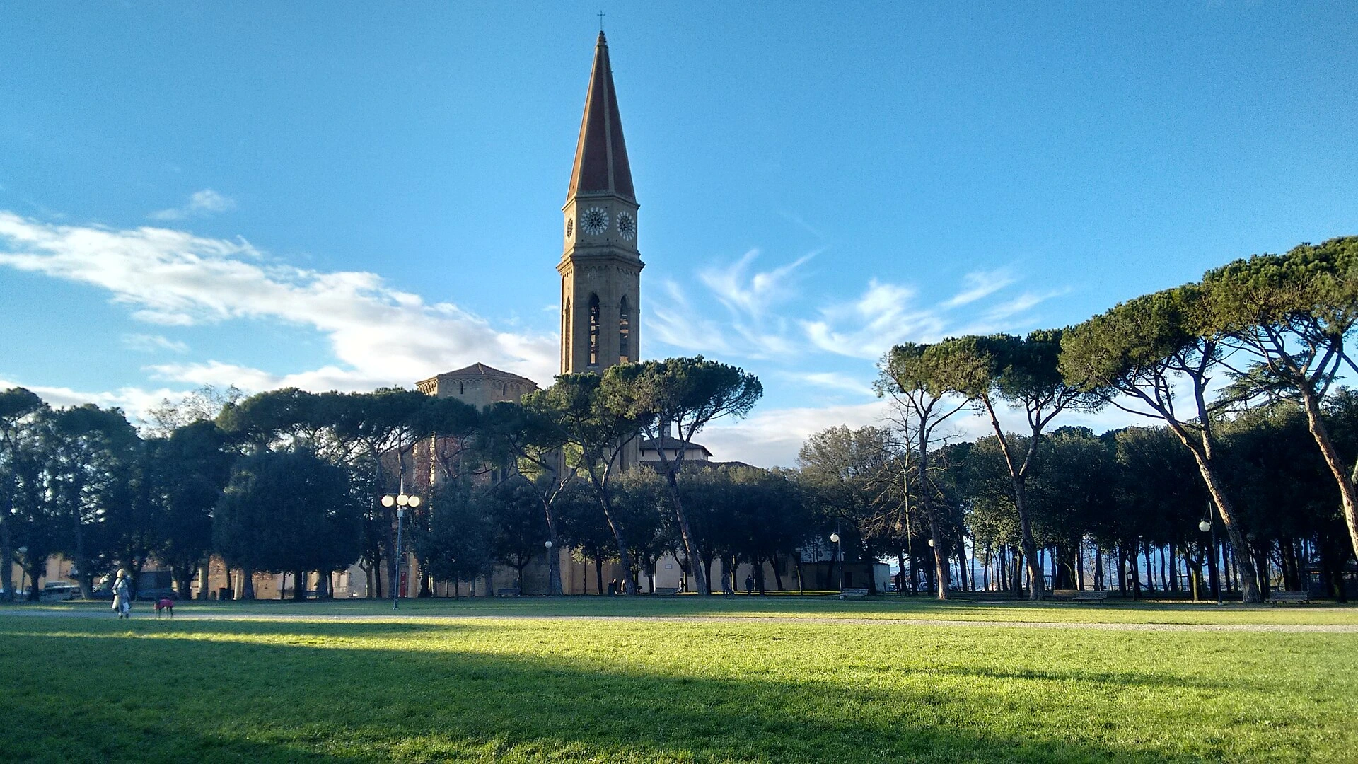 Lawn and umbrella pines in Parco Il Prato below Arezzo Cathedral’s bell tower — Mariagrazia94 / Wikimedia Commons, CC BY-SA 4.0