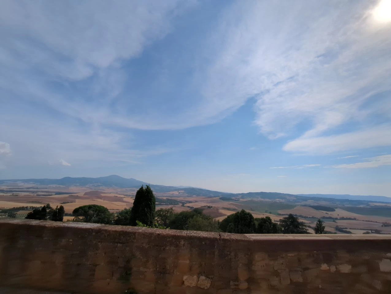 Pienza Viewpoints for Couple Photos: Balancing Portraits and Tuscan Scenery