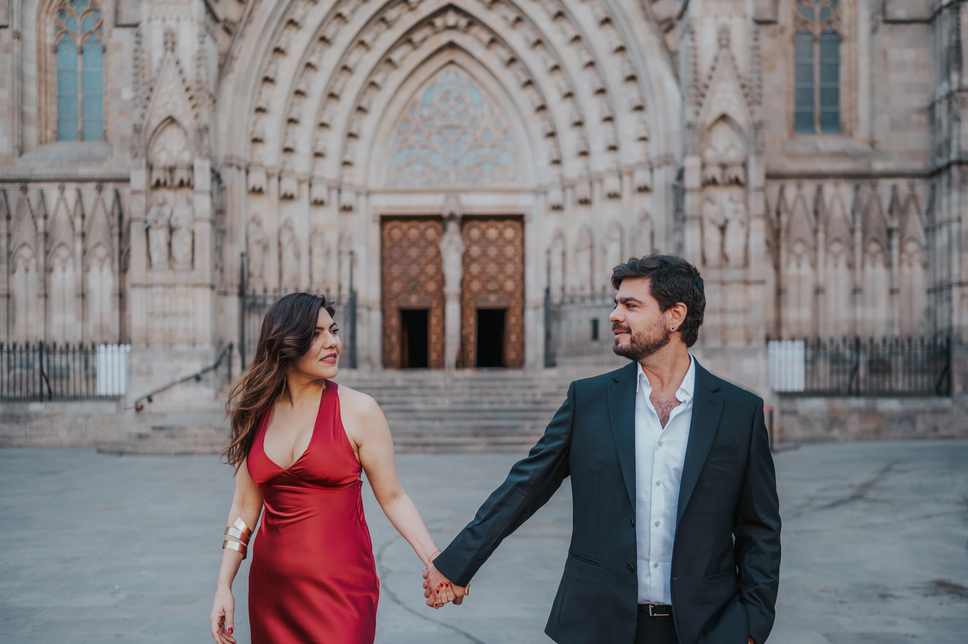 Save-the-Date Photos in Barcelona’s Gothic Quarter