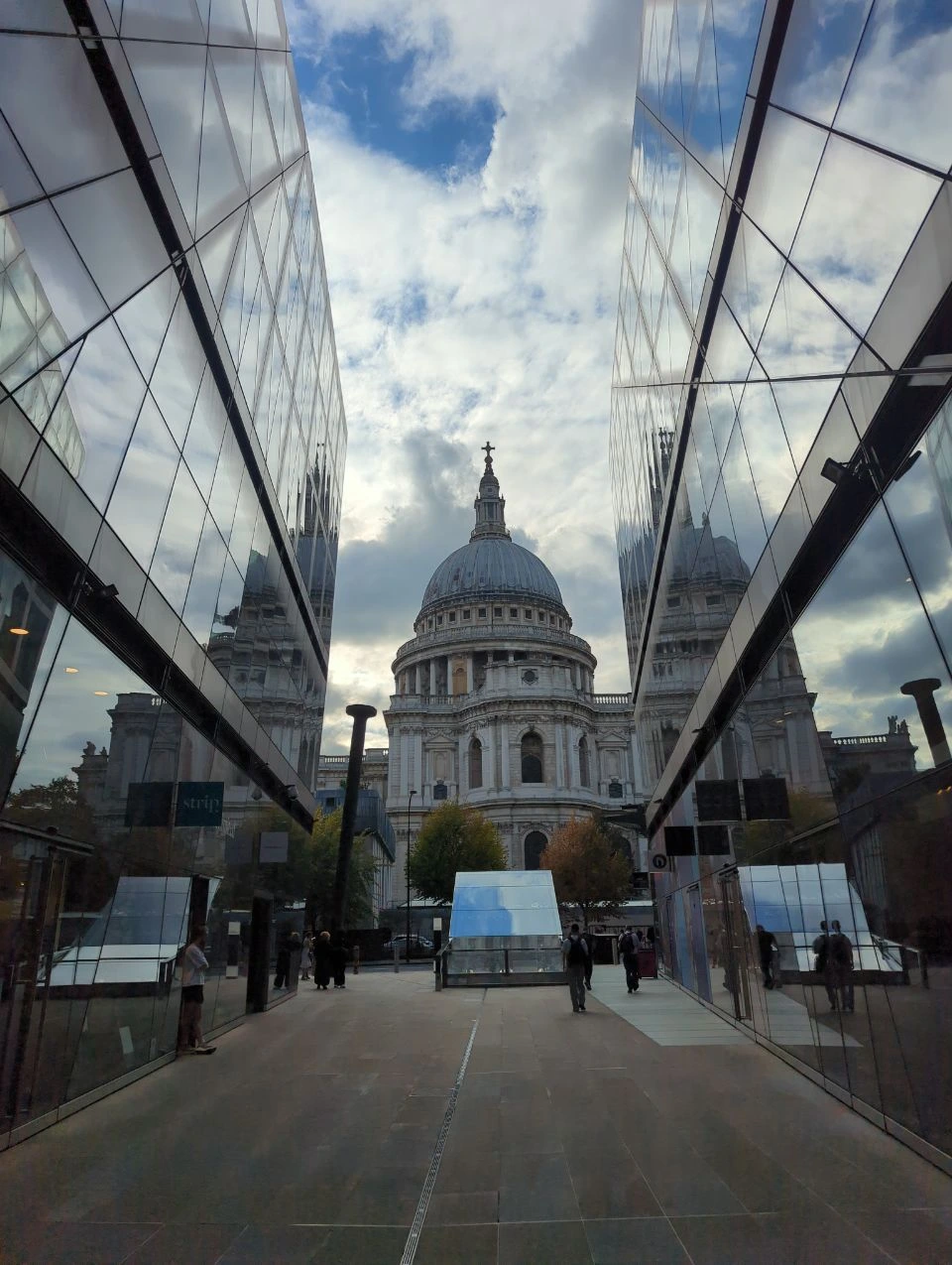 St Paul’s Cathedral Photo Spots: Streets, Gardens and River Views
