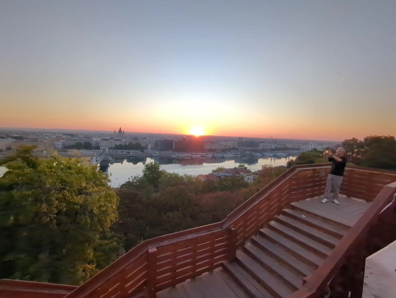Lever du soleil sur le Danube depuis les escaliers du château de Buda