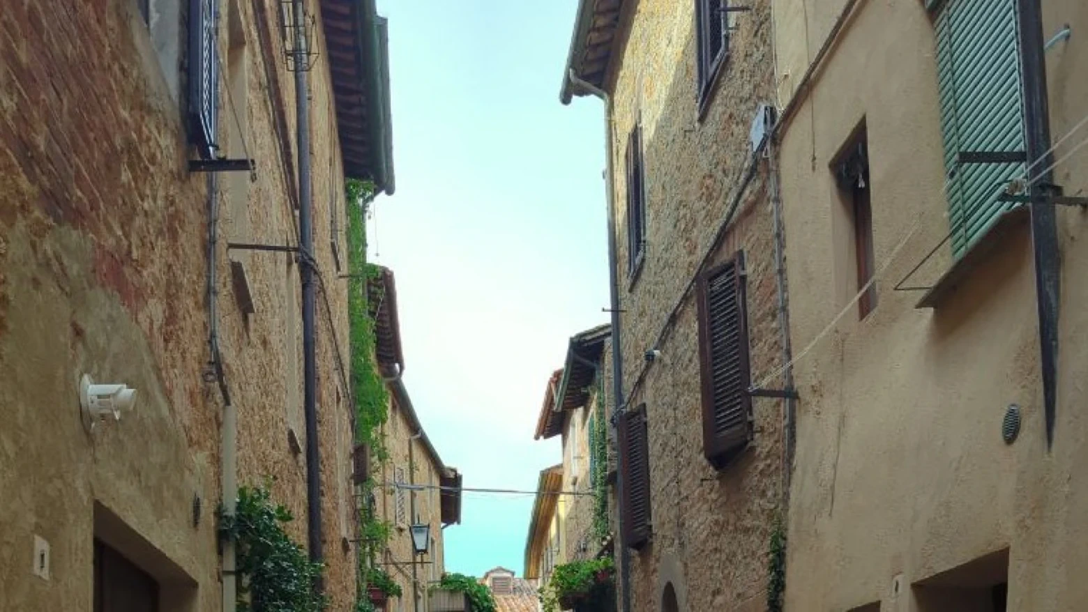 Three Simple Backgrounds That Add Variety to Your Pienza Couple Photos