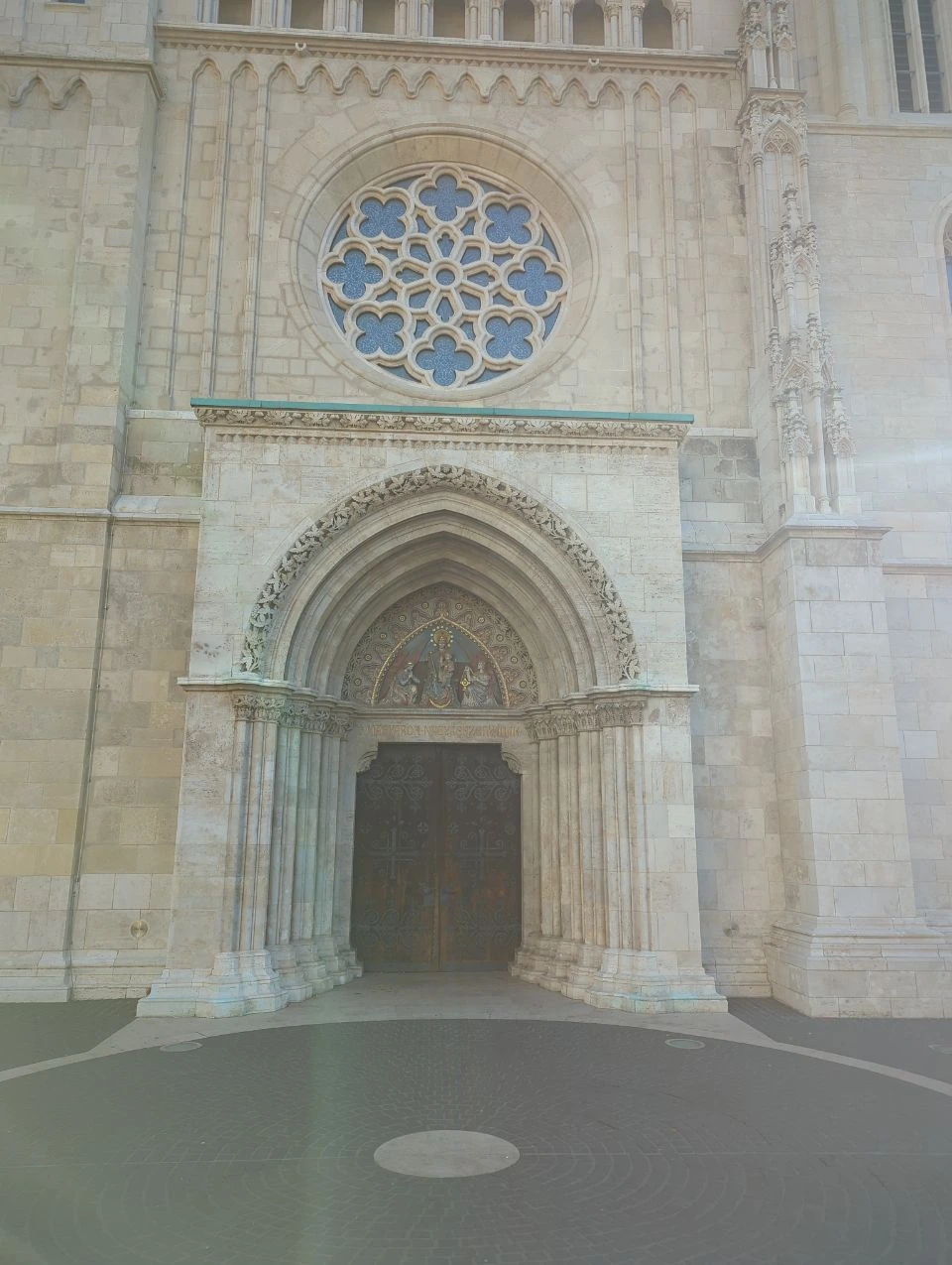 Portal de piedra profundo y rosetón de la iglesia de Matías