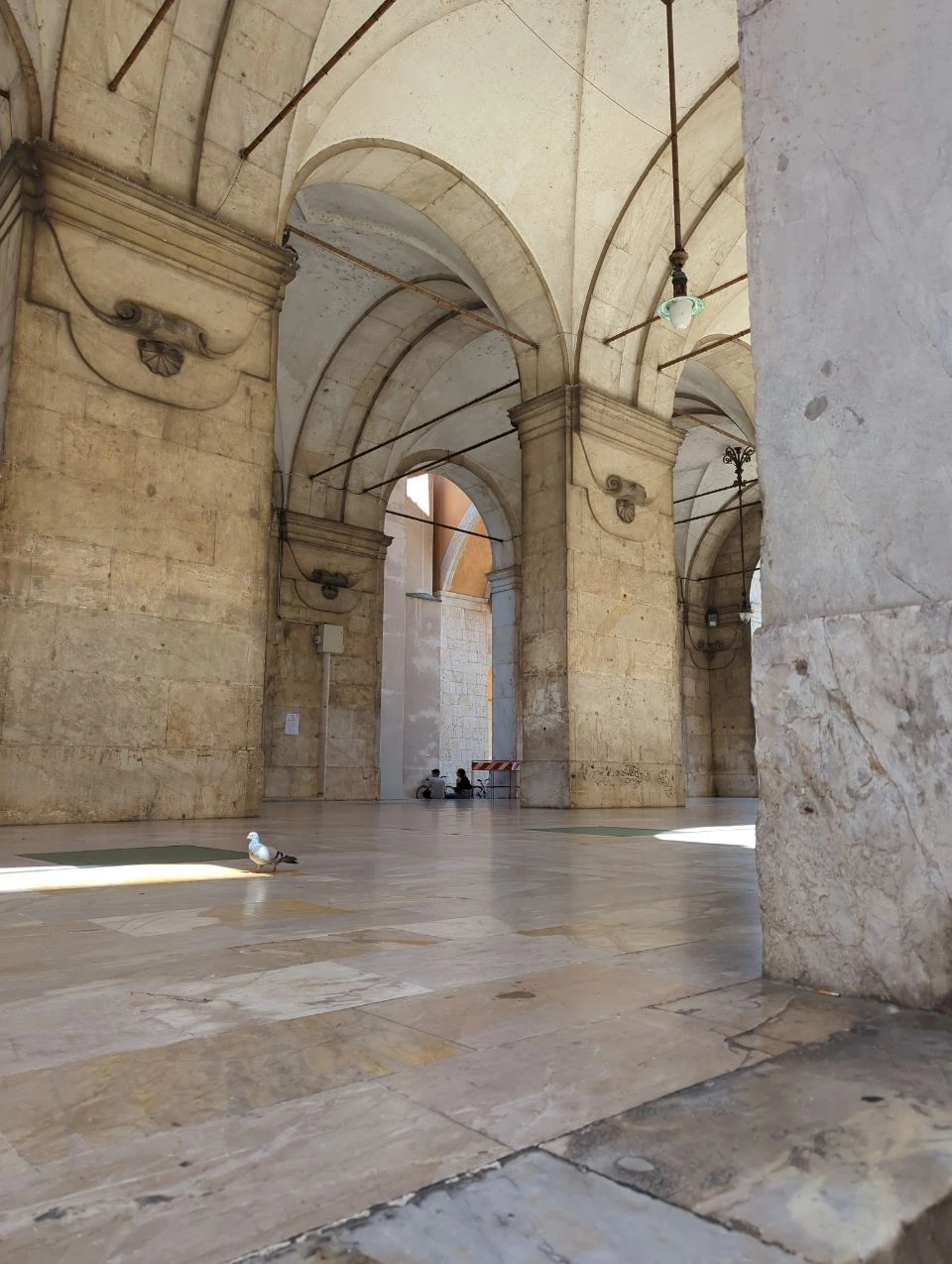 Overdekte arcade en marmeren pijlers van de Logge di Banchi in Pisa