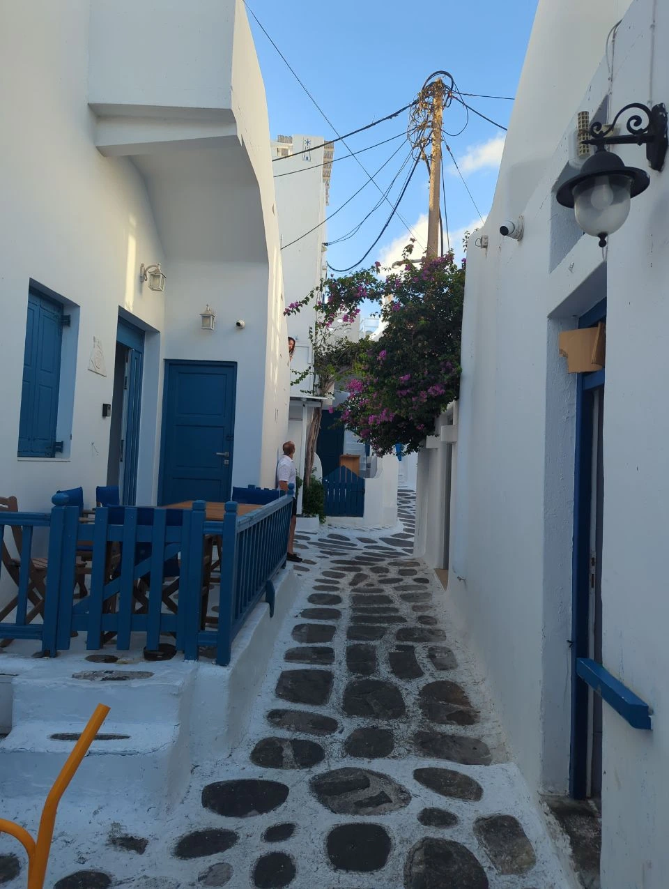 Sesión de fotos en Mykonos junto a blue-door lane