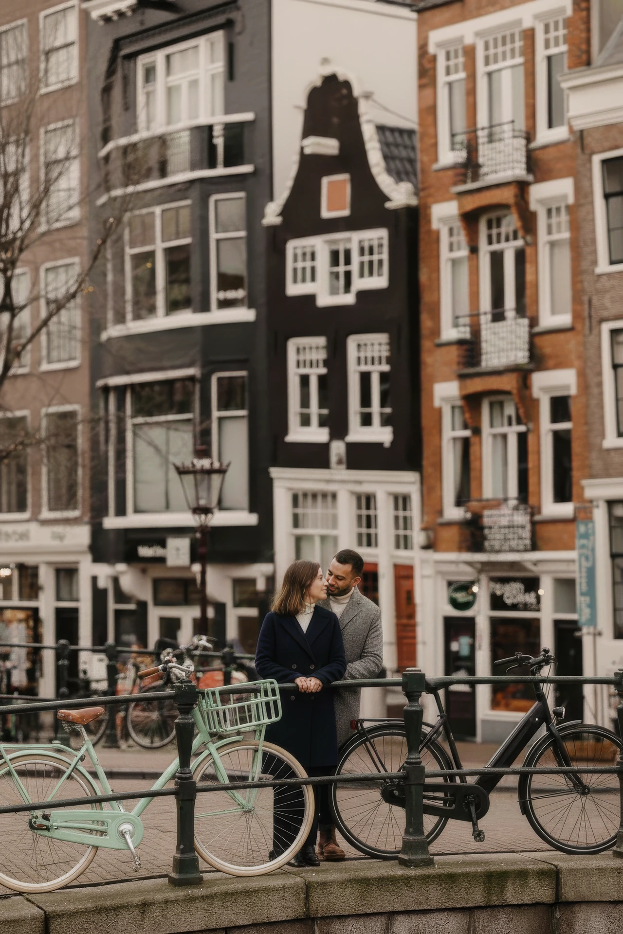 Verlovingsshoot in Amsterdam aan de Damrak kade