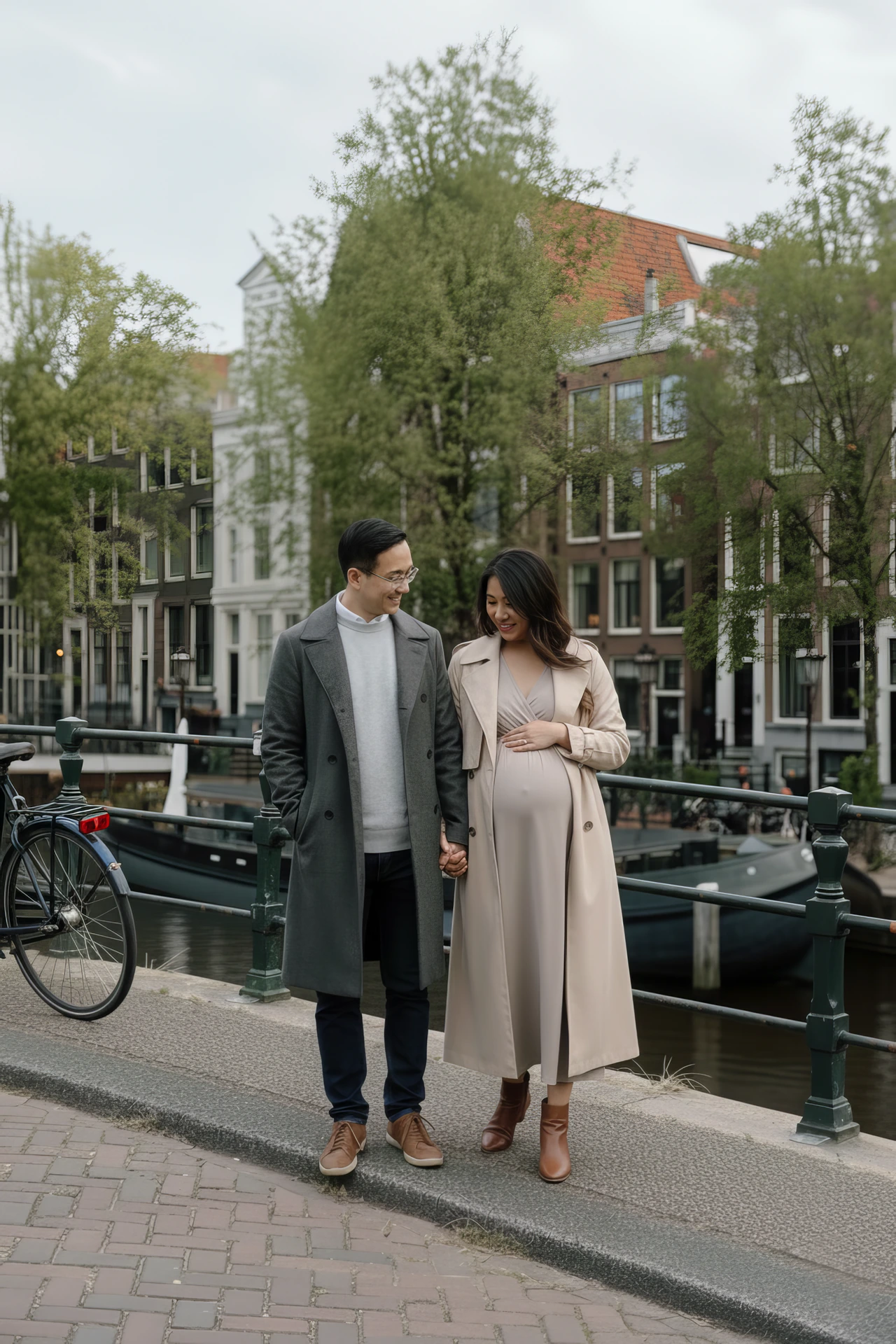 Fotoshoot in Amsterdam Fotoshoot van een zwangere vrouw bij de grachten van Amsterdam
