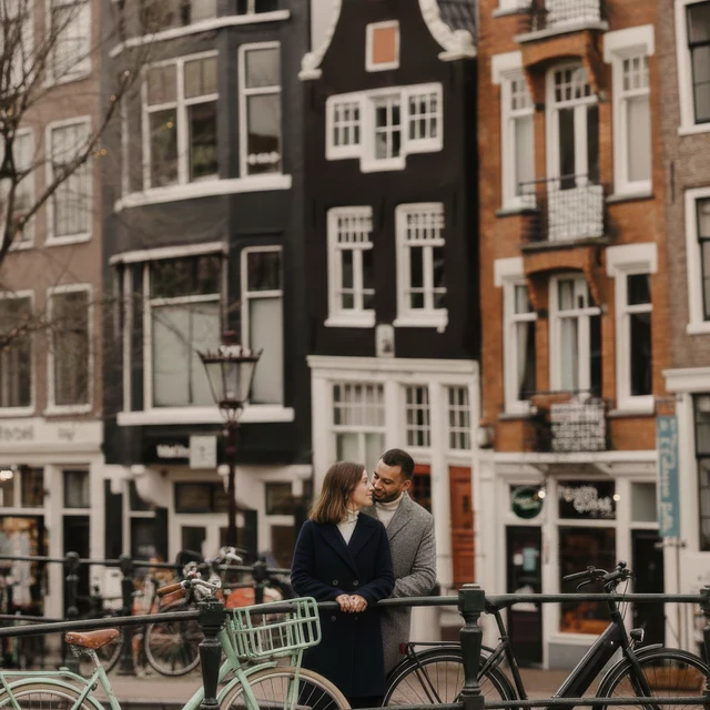 Fotoshoot in Amsterdam met typisch Amsterdamse achtergrond met fietsen en huisjes.