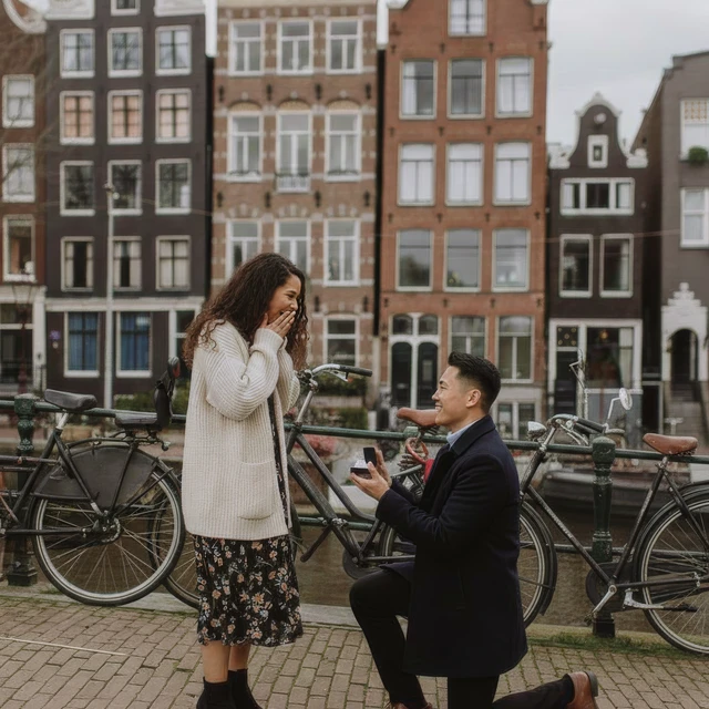 Proposal photographer Amsterdam A marriage proposal with typical Amsterdam backdrop