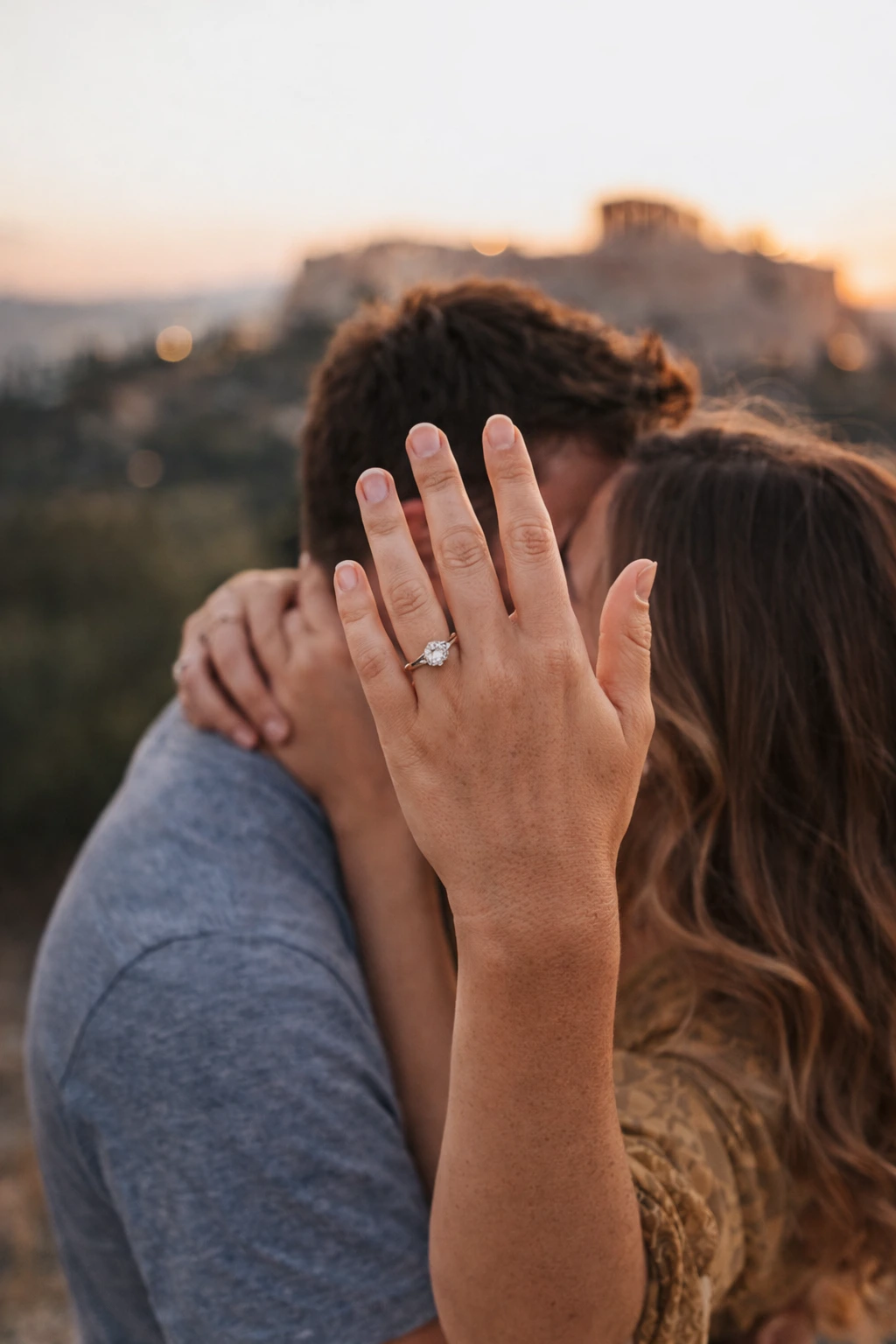 Para podczas sesja zdjęciowa w Ateny, uchwycona w naturalnym i romantycznym stylu.