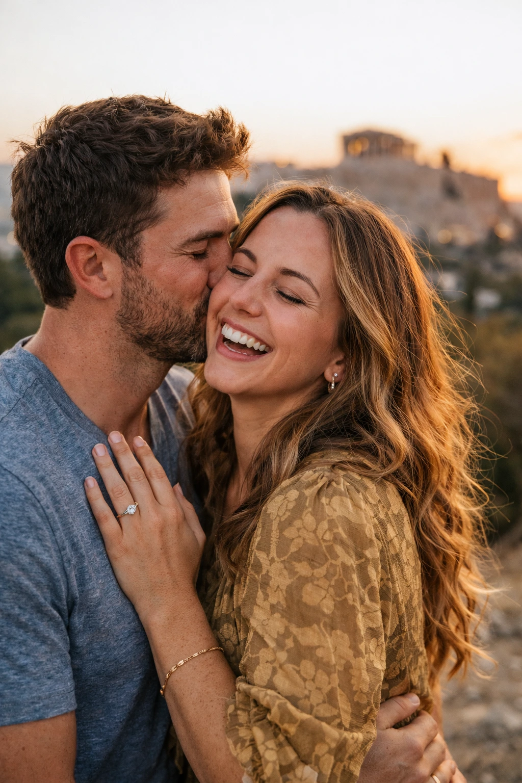 Para podczas sesja zdjęciowa w Ateny, uchwycona w naturalnym i romantycznym stylu.