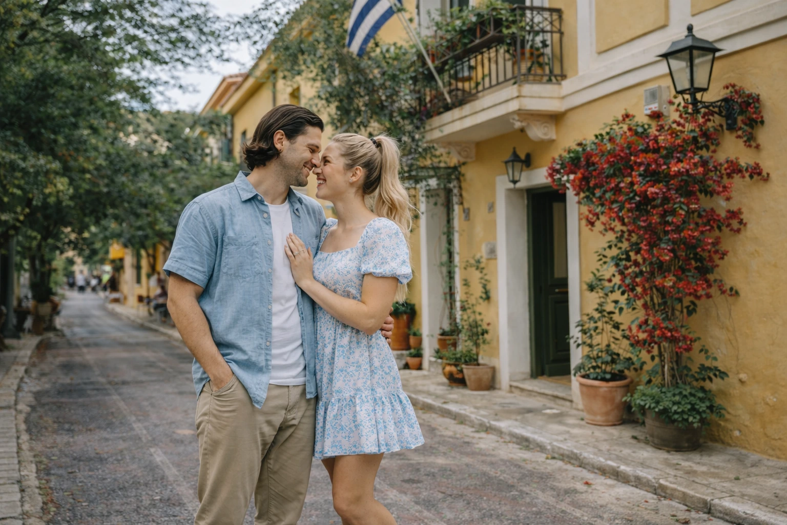 Atenas fotos ciudad Una pareja durante una sesión de fotos en Atenas, capturada con un estilo natural y romántico.