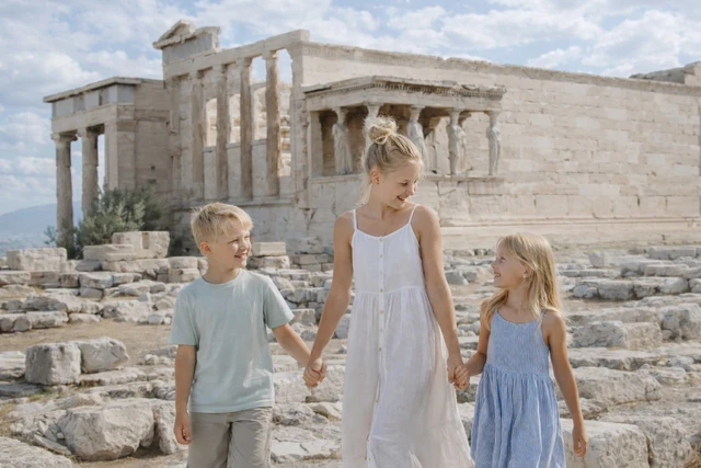 Una pareja durante una sesión de fotos en Atenas, capturada con un estilo natural y romántico.