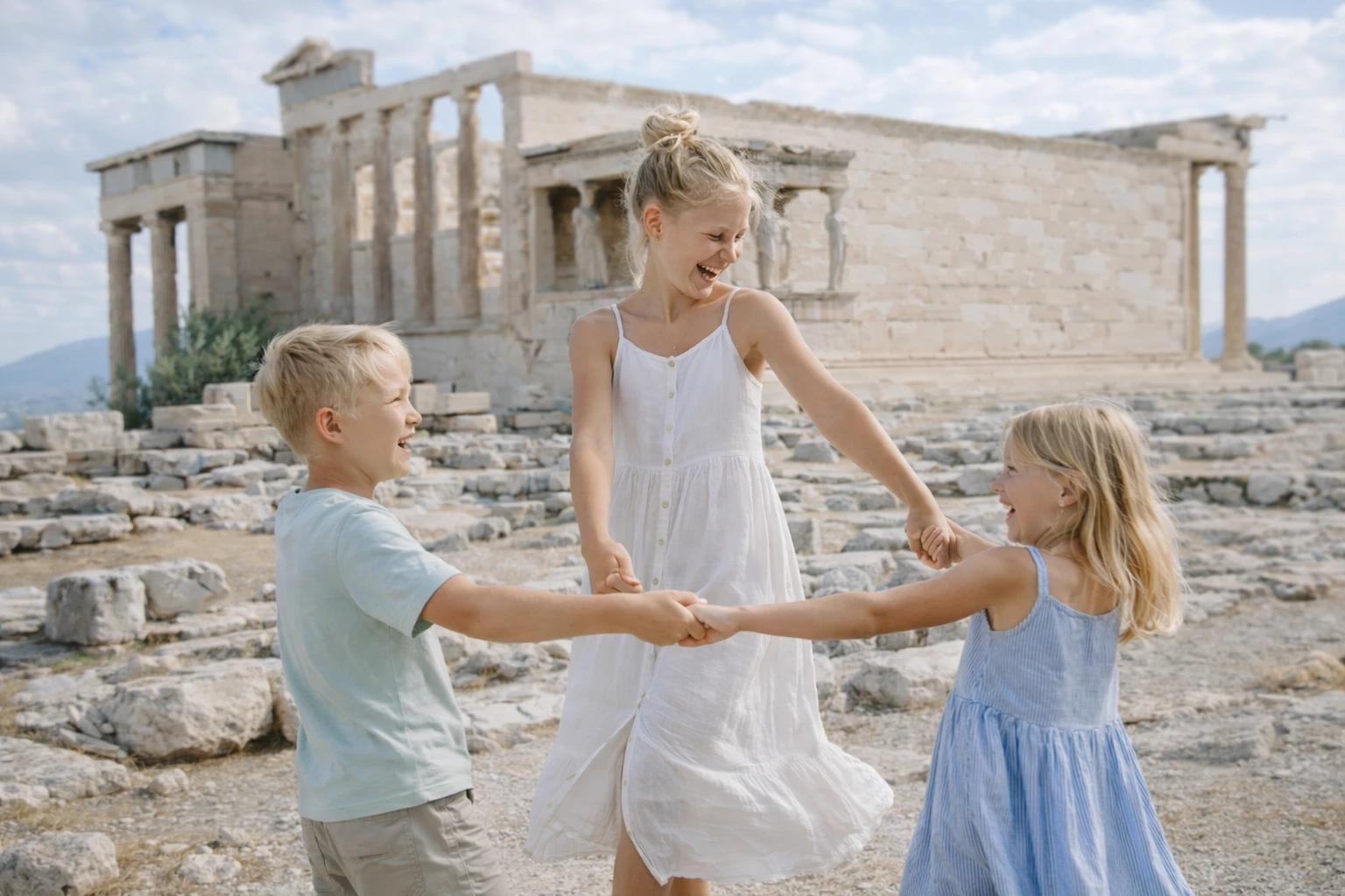Para podczas sesja zdjęciowa w Ateny, uchwycona w naturalnym i romantycznym stylu.