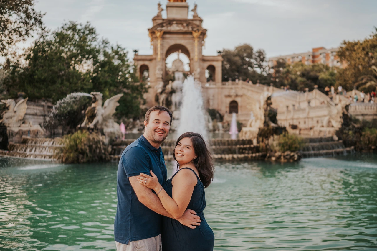 Close portraits beside the fountain pool | Barcelona family photoshoot The parents standing close together in front of the fountain during their family photoshoot in Barcelona.