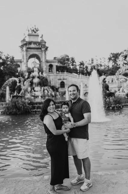 Together in front of the fountain in black and white | Barcelona family photoshoot Black-and-white photograph: the family standing close together with the fountain behind them during their family photoshoot in Barcelona.