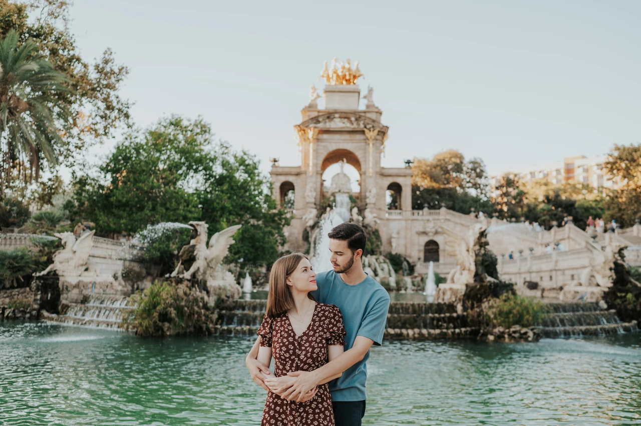 A close embrace beside the green water | Barcelona couple photoshoot A closer portrait of the couple embracing beside the green water and ornate park fountain during their couple photoshoot in Barcelona.