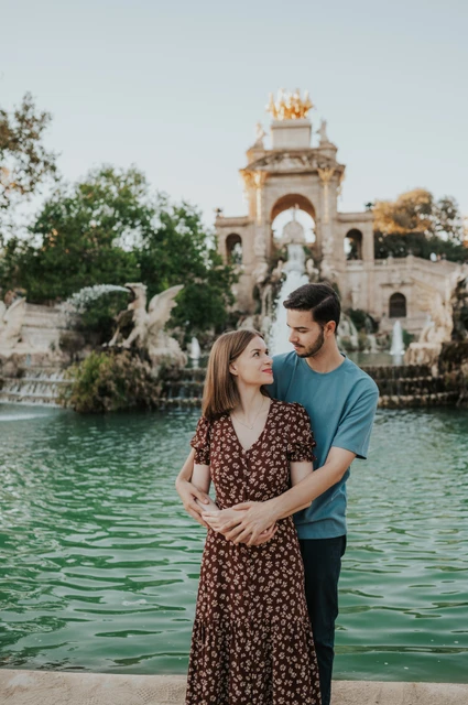 A close embrace beside the green water | Barcelona couple photoshoot A closer portrait of the couple embracing beside the green water and ornate park fountain during their couple photoshoot in Barcelona.