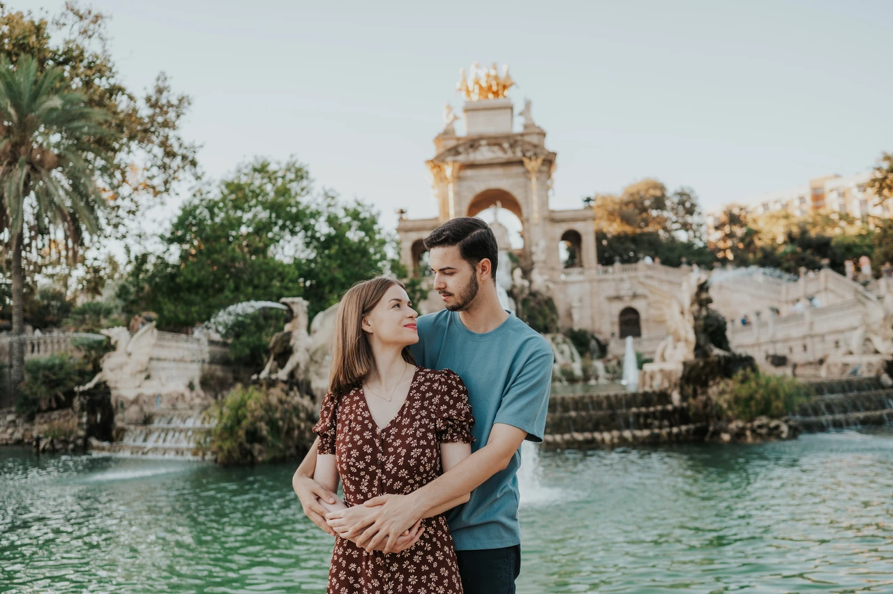 A close embrace beside the green water | Barcelona couple photoshoot A closer portrait of the couple embracing beside the green water and ornate park fountain during their couple photoshoot in Barcelona.