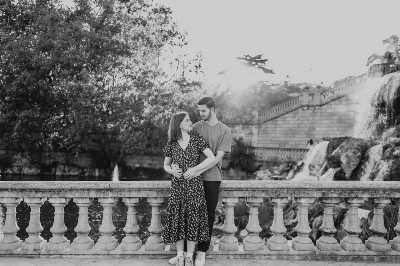 An embrace beside the waterfall in black and white | Barcelona couple photoshoot Black-and-white photograph: the couple holding each other beside the stone balustrade, with the waterfall behind them during their couple photoshoot in Barcelona.