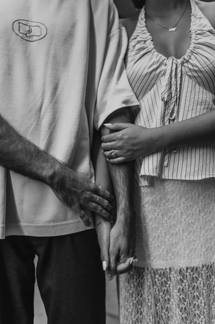 Their joined hands in close-up in black and white | Barcelona couple photoshoot Black-and-white photograph of a close view of the couple’s linked hands and the woman’s hand resting on her partner’s forearm during their couple photoshoot in Barcelona.