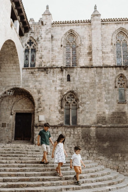 A genuine moment from a Barcelona city photoshoot at Movement Looks Amazing, photographed with natural light and an editorial travel feel.