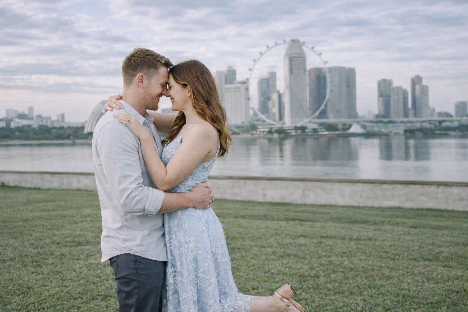 Ein Paar bei einem Fotoshooting in Singapur am Gardens by the Bay.