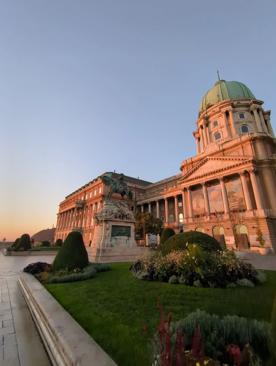 A Romantic Couple Photoshoot at Buda Castle: A Gentle Palace Walk for Two