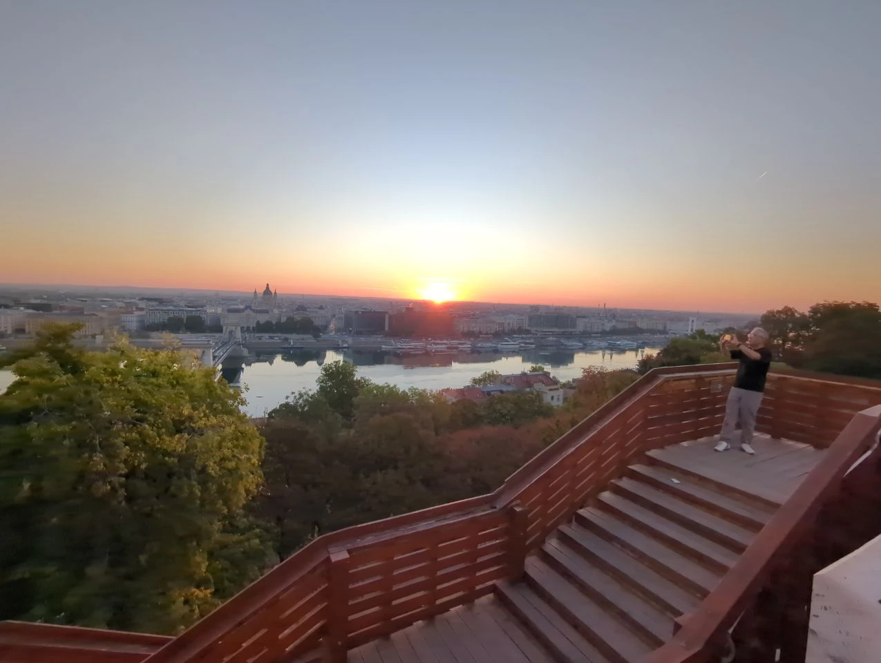 Amanecer sobre el Danubio desde las escaleras del Castillo de Buda Amanecer sobre el Danubio desde las escaleras del Castillo de Buda