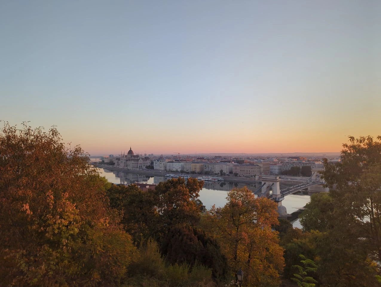 Vista matinal del Danubio y Budapest desde una terraza arbolada del castillo Vista matinal del Danubio y Budapest desde una terraza arbolada del castillo