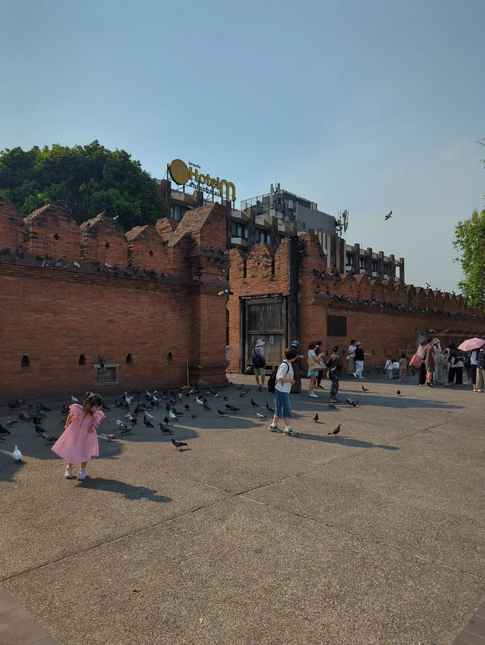 Tha Phae Gate, brick walls and visitors in the square