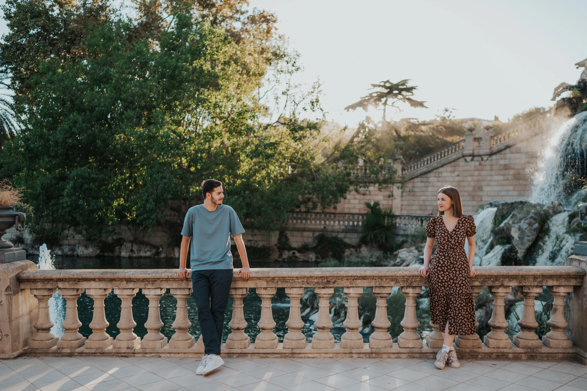 Two adults look towards each other across the Cascada Monumental's upper terrace, a Barcelona proposal location.