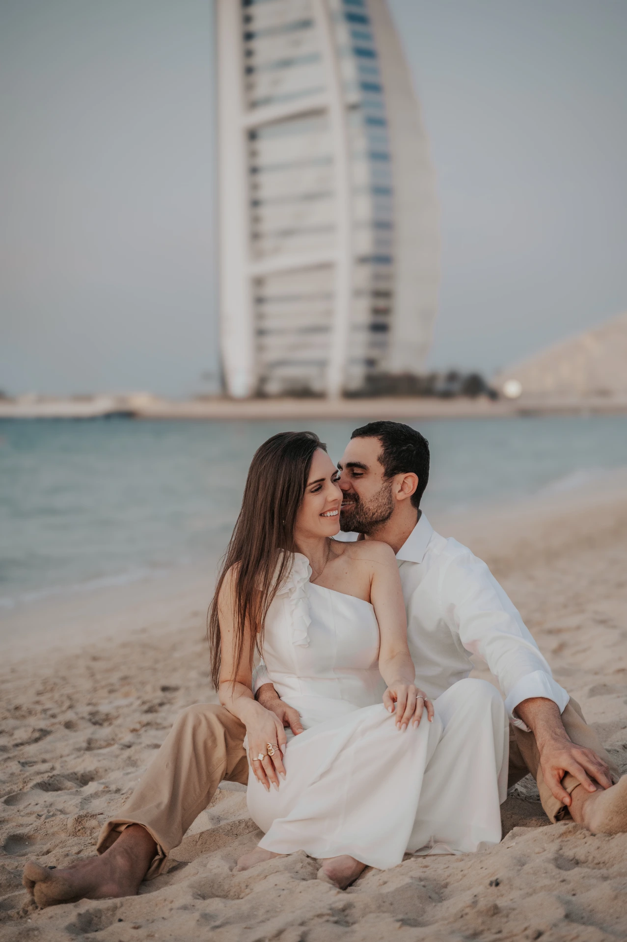 Fotoshoot op het strand in Dubai met Burj Al Arab op de achtergrond
