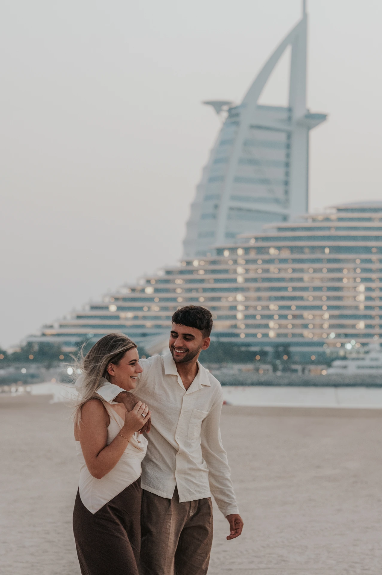 Fotoshoot op het strand van Dubai met Burj Al Arab
