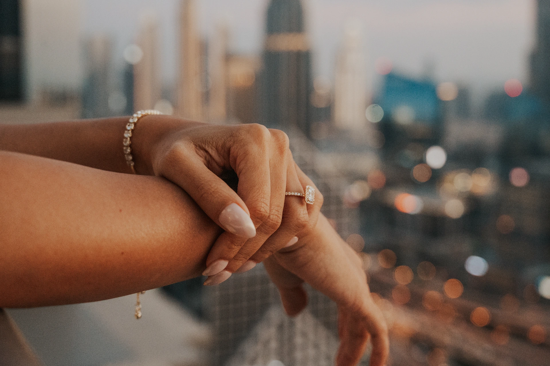 De lichten van Dubai gaan aan tijdens een sunset fotoshoot