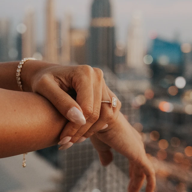 De lichten van Dubai gaan aan tijdens een sunset fotoshoot