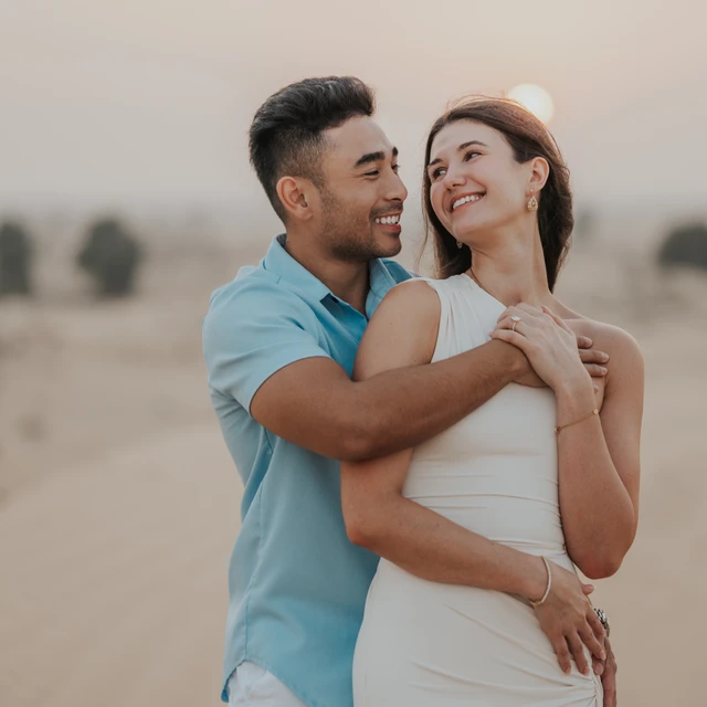 Fotoshooting in den Dünen von Dubai bei Sonnenuntergang