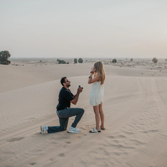 Huwelijksaanzoek fotograaf Dubai Een koppel dat wordt vastgelegd door een fotograaf in Dubai tijdens hun huwelijksaanzoek, op het strand bij de Burj Al Arab.