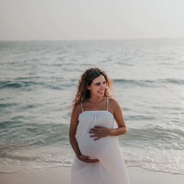 Budapest Photographer woman overlooking Budapest over the Donau.