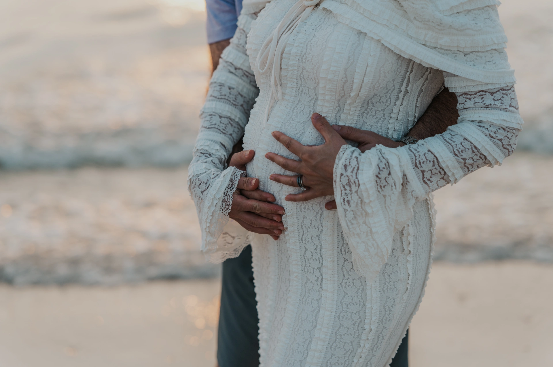Dubai photoshoot with local photographer Dubai maternity photoshoot at the beach