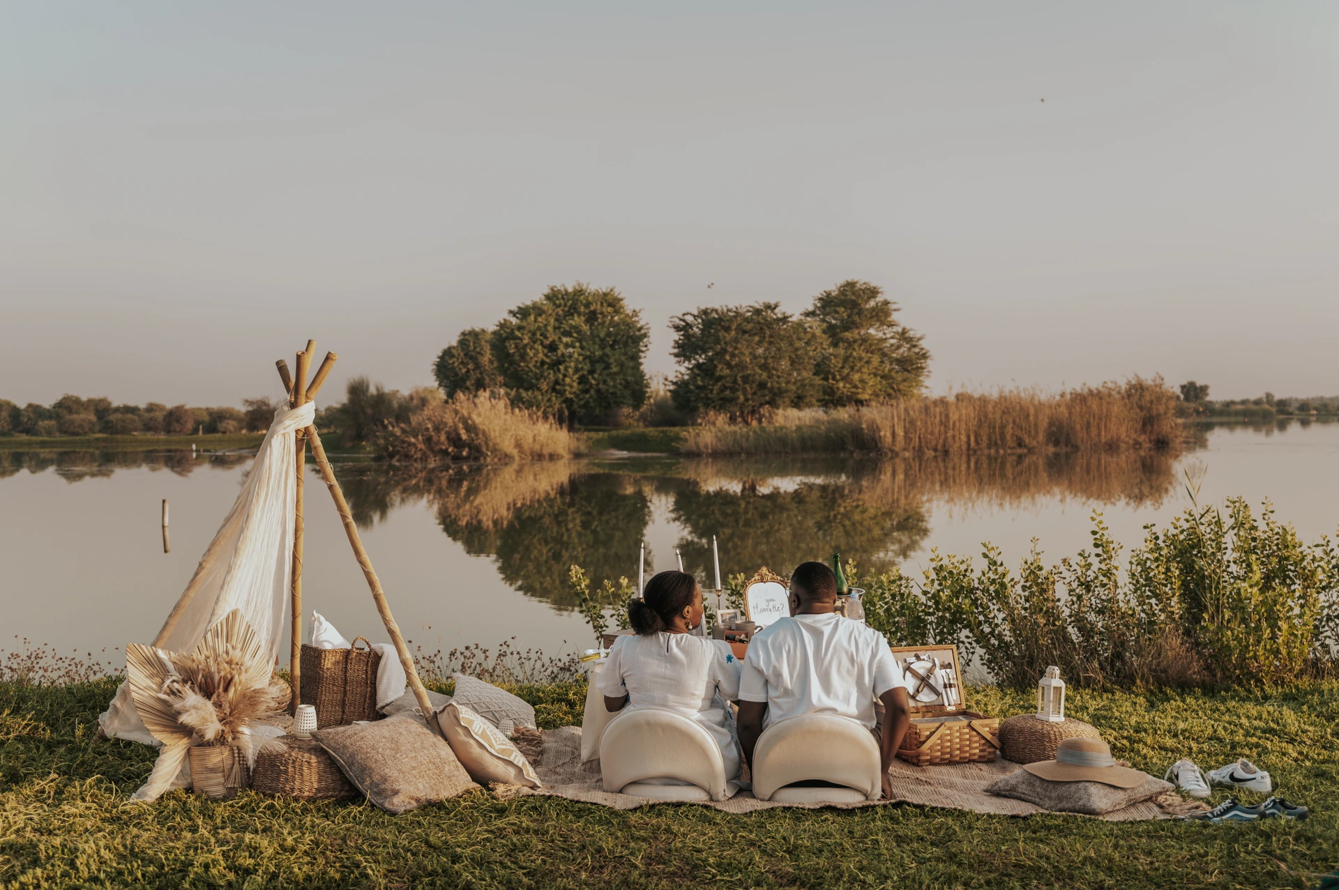 A couple enjoying their picnic in Dubai