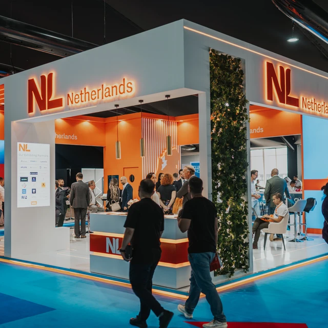 Event photographer Dubai Panel discussion at an event in Dubai being captured by an event photographer