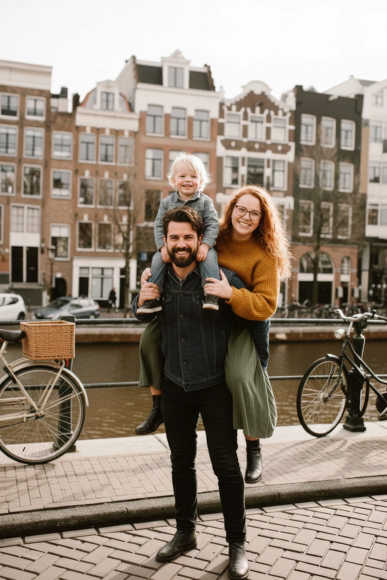 Een familie die poseert en het erg naar hun zin heeft tijdens hun fotoshoot in Amsterdam