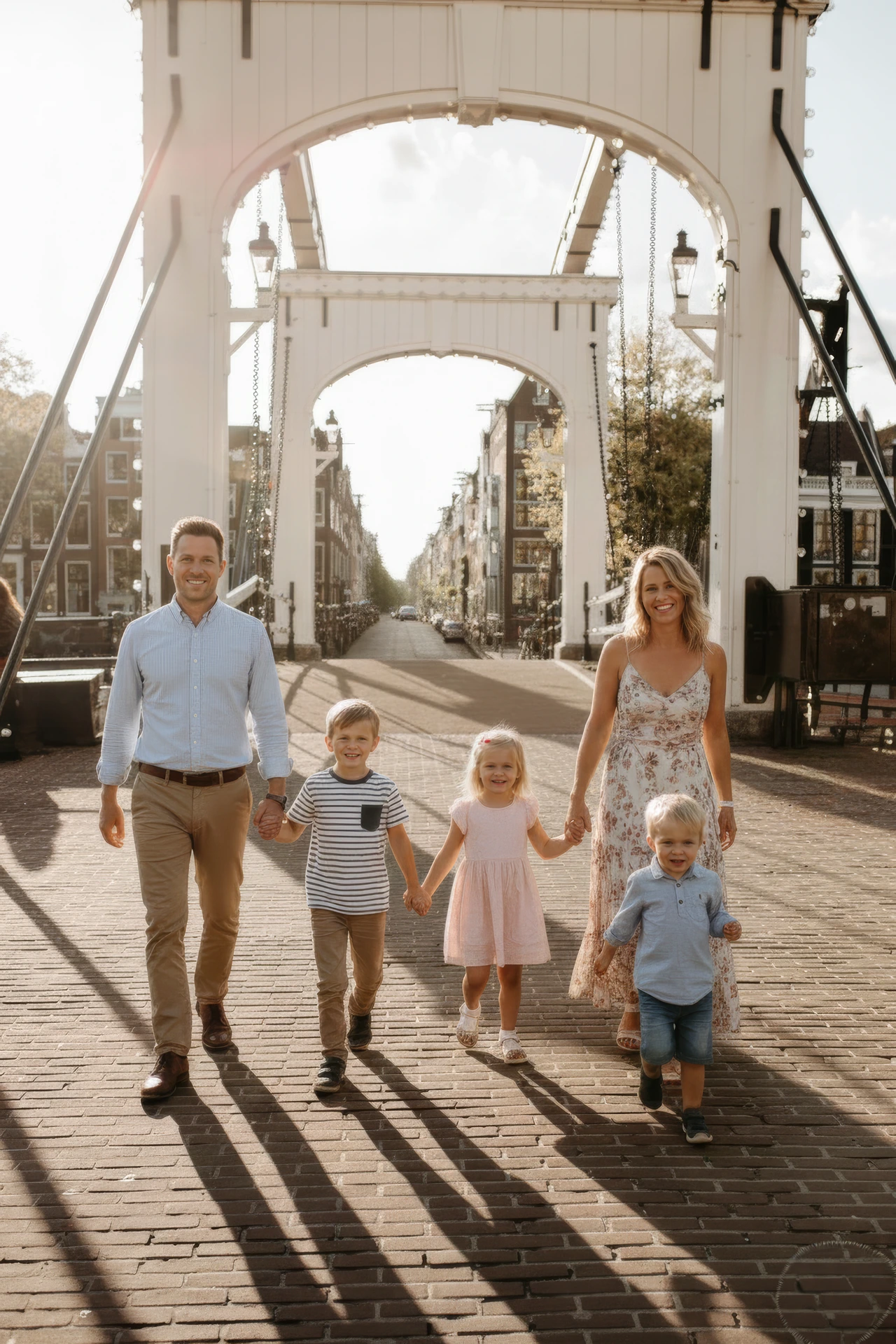 Fotoshoot van een familie bij de Magere Brug in Amsterdam