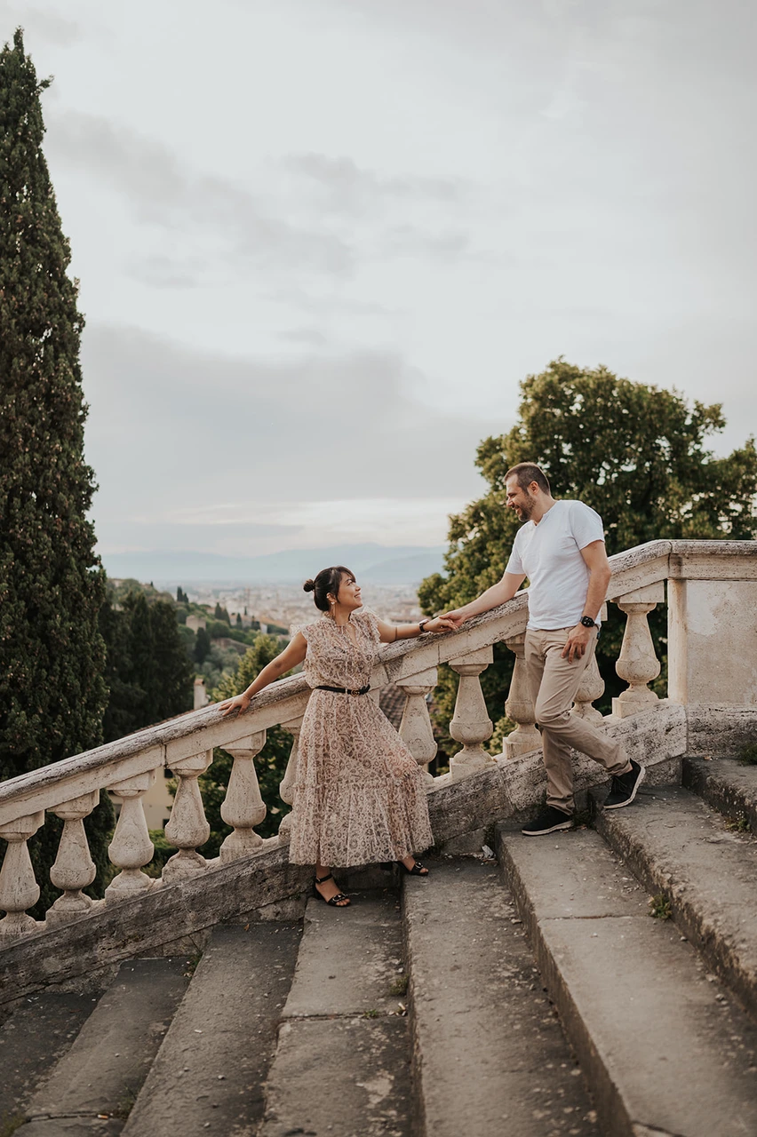 Florence street photoshoot inspiration Couple photoshoot in Florence with warm Italian street atmosphere